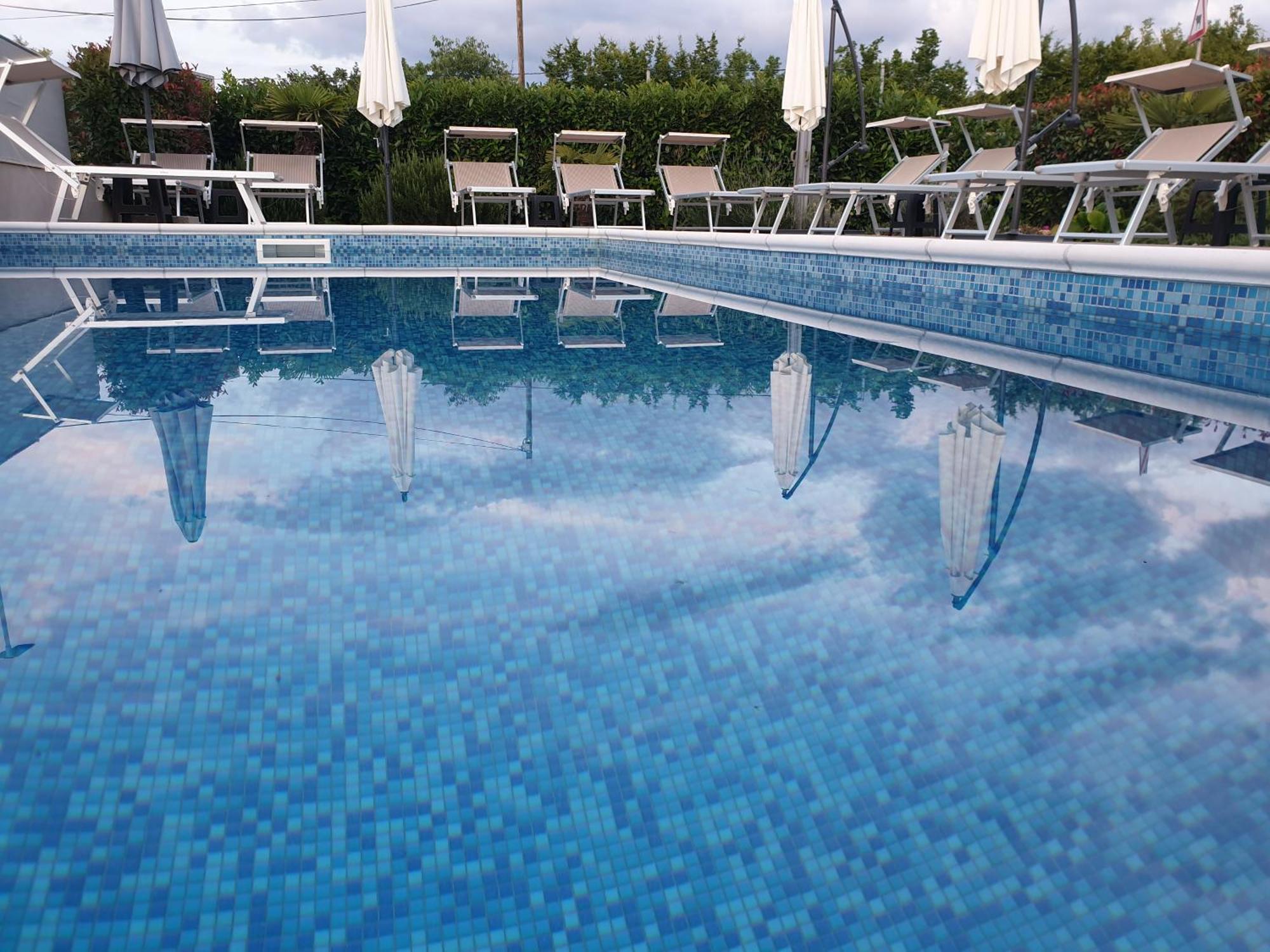 Apartments Lea With Pool Малинска Экстерьер фото